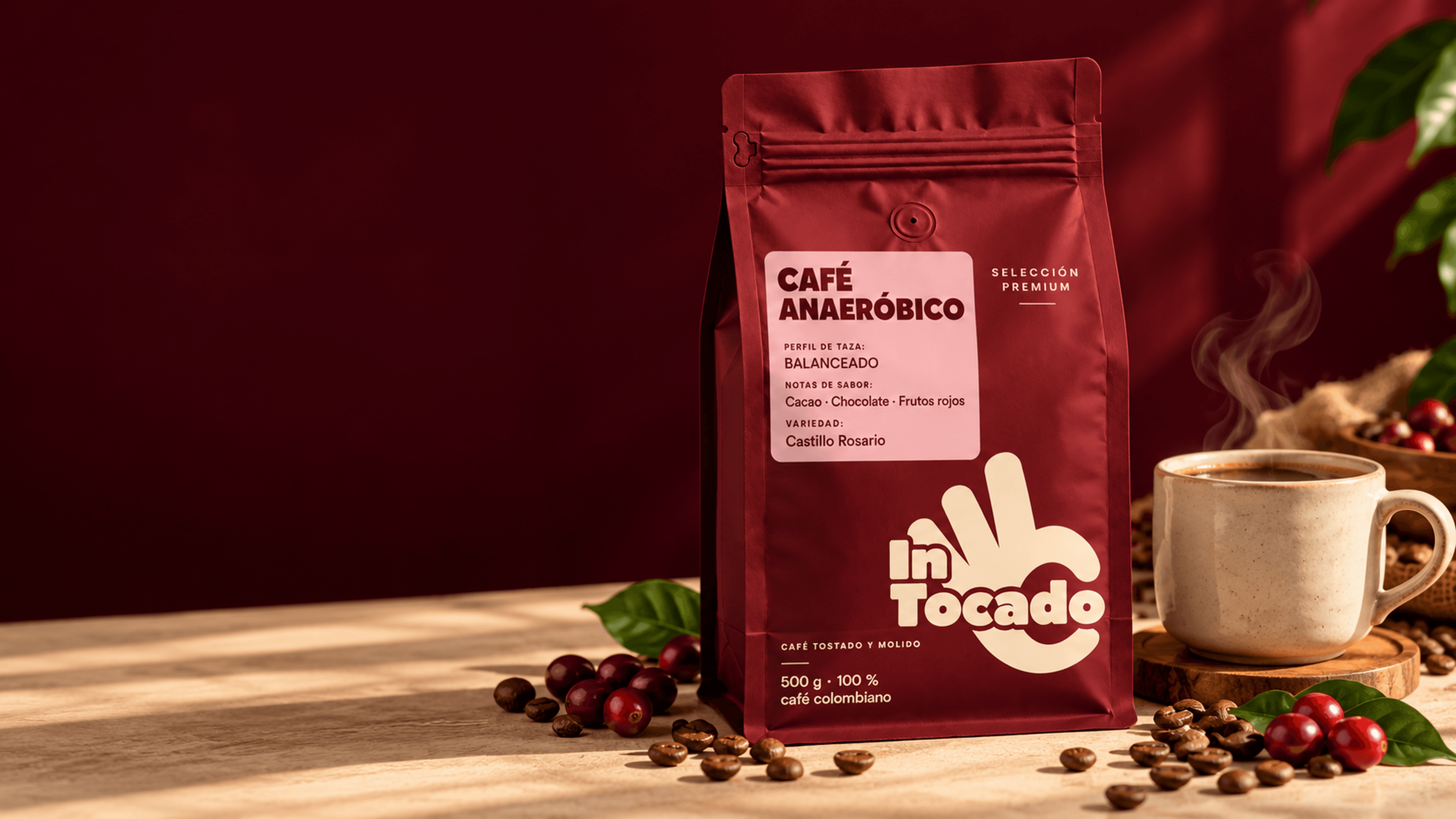 Bolsa vino de café Intocado anaeróbico junto a una taza de café y granos tostados